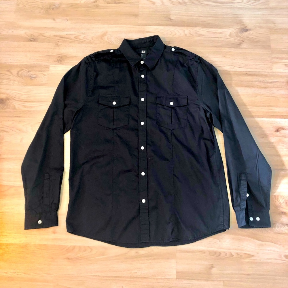 H&M black men’s long sleeved buttoned down shirt